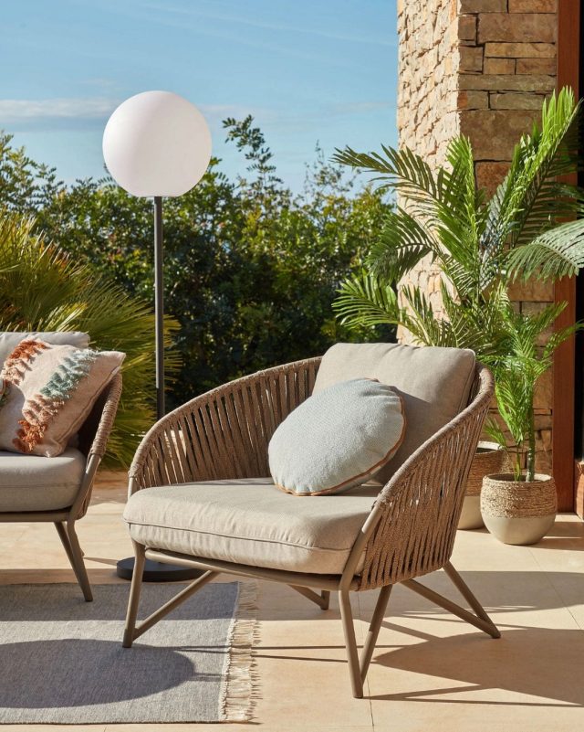 🌾 Skab den hyggeligste terrasse 🌾⁠
⁠
Branzie lænestolen fra Kave Home er perfekt til dig, der ønsker både komfort og et smukt udtryk udenfor 🪴⁠
Det håndvævede design og de bløde puder giver stolen et naturligt og eksklusivt look.⁠
⁠
Perfekt til rolige sommeraftener, en god bog og afslapning på terrassen 🍃⁠
⁠
Find den på likehome.dk ✨⁠
⁠
⁠
#sommer #sommerstemning #udendørsmøbler #havemøbler⁠
#terrasse #udendørsindretning⁠
#boliginspiration #likehome