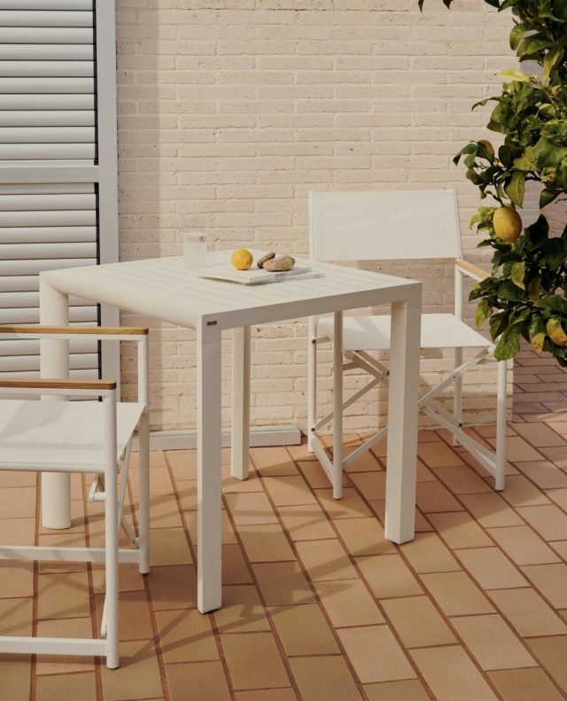 Sommerens middage starter her ☀️🍴⁠
⁠
Culip bordet fra Kave Home er skabt til lange sommeraftener, hyggelige middage og gæster omkring bordet. Det enkle og elegante design passer perfekt ind på terrassen eller i haven og giver et let og moderne udtryk.⁠
⁠
Bordet er lavet i aluminium, som gør det både let, holdbart og modstandsdygtigt over for rust, sol og regn. Du kan derfor nyde det udendørs år efter år, uden at gå på kompromis med udseendet.⁠
⁠
Sæt det sammen med resten af Culip-serien og skab den perfekte ramme til sommerens mange hyggelige stunder ✨⁠
⁠
Find det på likehome.dk 🤍⁠
⁠
⁠
#sommer #sommerstemning #udendørsmøbler #havemøbler⁠
#terrasse #udendørsindretning⁠
#boliginspiration #likehome