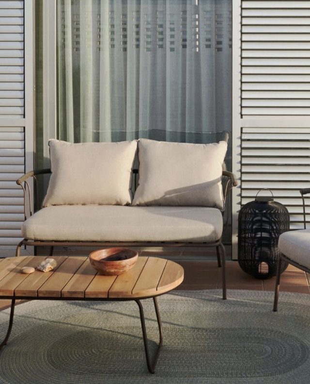 🌞 Klar til sommerens hyggelige stunder 🌞⁠
⁠
Salguer sofaen fra Kave Home giver et elegant og hyggeligt udtryk til terrassen eller den overdækkede altan 🌿⁠
De fine snoredetaljer, det buede design og de bløde puder skaber den perfekte kombination af komfort og stil.⁠
⁠
Perfekt til lange sommeraftener og afslapning i solen 🍹✨⁠
⁠
Find den på likehome.dk ✨⁠
⁠
⁠
#sommer #sommerstemning #udendørsmøbler #havemøbler⁠
#terrasse #udendørsindretning⁠
#boliginspiration #likehome