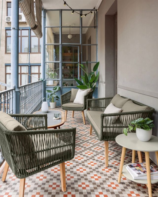 🍃 Din egen lille oase til sommer 🍃⁠
⁠
Inti sofasættet fra Kave Home skaber den perfekte stemning på terrassen eller i den overdækkede havestue 🌿⁠
De grønne toner, det håndvævede design og de bløde puder giver et roligt og eksklusivt look.⁠
⁠
Perfekt til hyggelige sommeraftener, kolde drinks og afslapning i solen 🍹☀️⁠
⁠
Find det på likehome.dk ✨⁠
⁠
⁠
#sommer #sommerstemning #udendørsmøbler #havemøbler⁠
#terrasse #udendørsindretning⁠
#boliginspiration #likehome