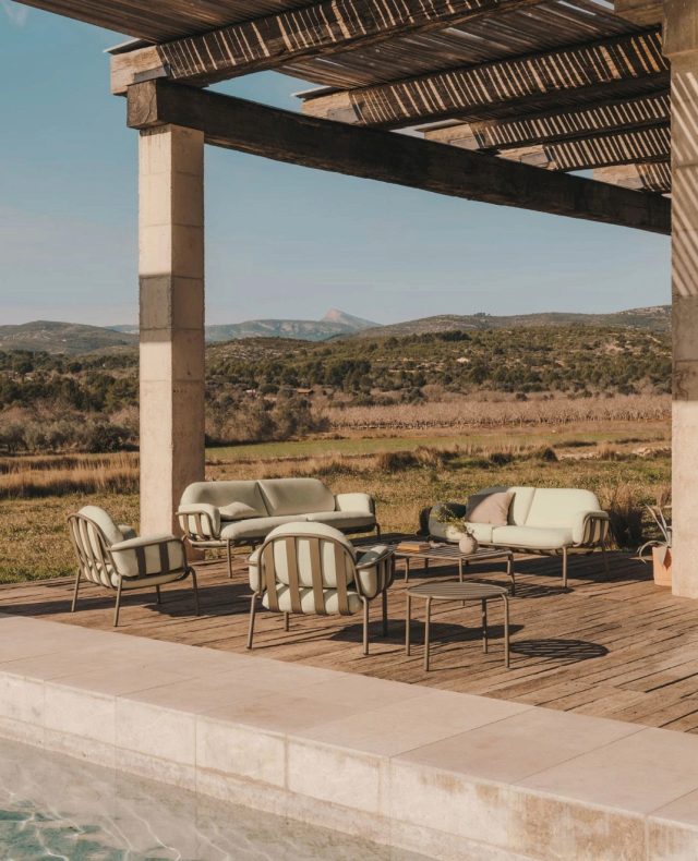 🪨 Inspireret af naturens former 🪨⁠
⁠
Joncols 2 personers sofaen fra Kave Home giver et roligt og eksklusivt udtryk til terrassen 🌿⁠
Det bløde, organiske design og de lyse puder skaber den perfekte plads til afslapning i solen.⁠
⁠
Perfekt til forår, sommer og hyggelige stunder udendørs ☀️🍃⁠
⁠
Find den på likehome.dk ✨⁠
⁠
⁠
#sommer #sommerstemning #udendørsmøbler #havemøbler⁠
#terrasse #udendørsindretning⁠
#boliginspiration #likehome