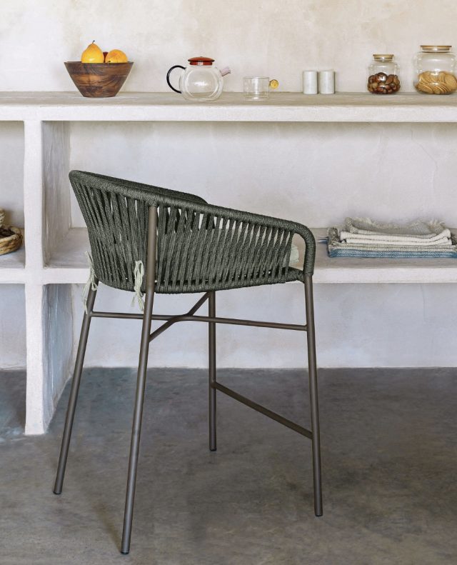 Giv dit uderum et friskt og moderne løft med Yanet barstolen fra Kave Home 🌿☀️✨⁠
⁠
Den smukke grønne farve og det lette, nordiske design gør Yanet til den perfekte stol til både køkkenøen, den overdækkede terrasse eller dit udendørs loungeområde 🏡🤍🌾⁠
⁠
Sædet er håndflettet i reb og kombineret med en blød pude, som gør stolen ekstra behagelig at sidde i, uanset om du nyder morgenkaffen, et glas vin eller lange sommeraftener med vennerne ☕🍷🌙⁠
⁠
Det galvaniserede stål gør stolen robust og modstandsdygtig, mens den UV-behandlede overflade hjælper med at bevare den flotte farve sæson efter sæson ☀️💪🌦️⁠
⁠
Et stilfuldt valg til dig, der ønsker både komfort, design og en afslappet stemning 🌿✨🤎⁠
⁠
Find den på likehome.dk 💚⁠
⁠
⁠
#sommer #sommerstemning #udendørsmøbler #havemøbler⁠
#terrasse #udendørsindretning⁠
#boliginspiration #likehome